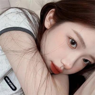 圆肚子女孩